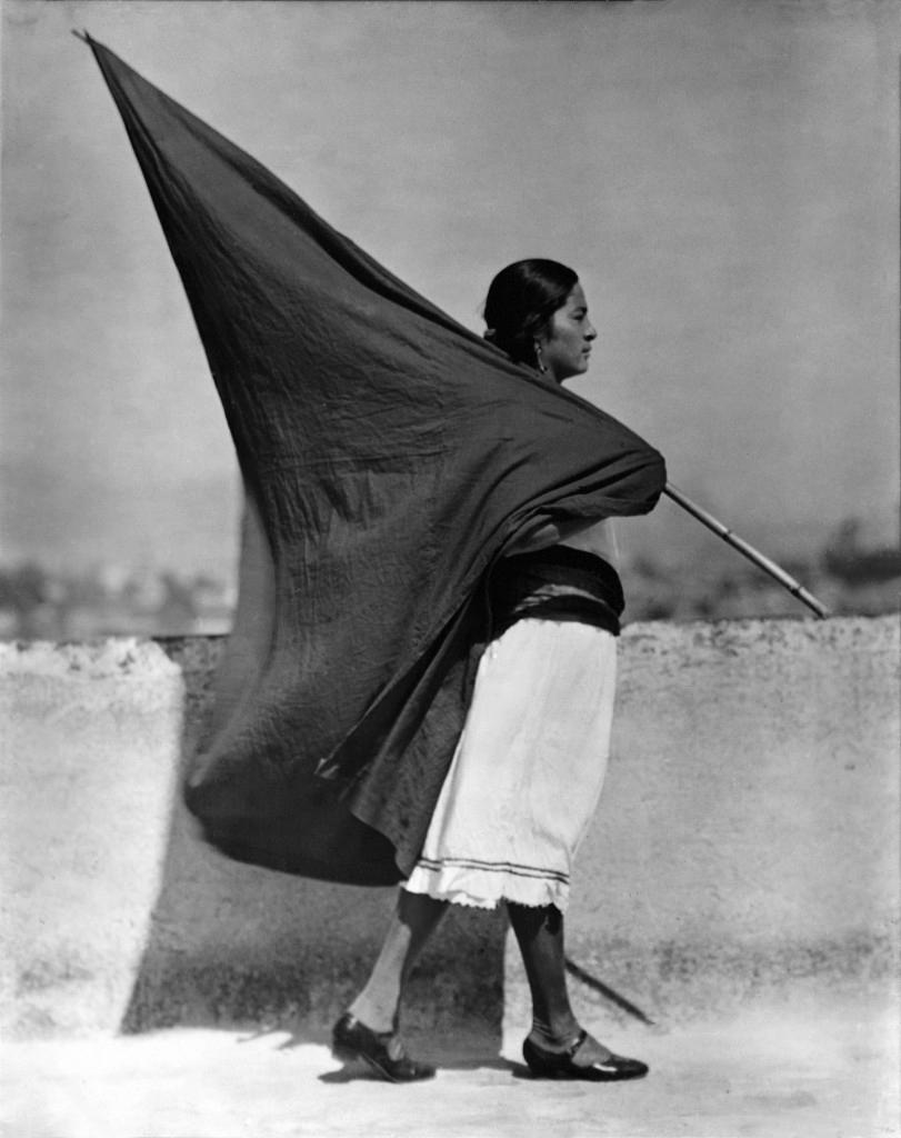 Modotti_Frau_mit_Fahne