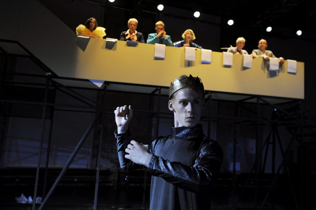 Hamlet_LOK Ein Projekt mit Tänzern, Schauspielern und einem Musiker nach William Shakespeare Premiere Hamlet_LOK Freitag, 9. September 2016 Lokremise Inszenierung: Jonas Knecht Choreografie: Sergiu Matis Bühne: Markus Karner Kostüme: Friederike Meisel Musik | Musikalische Leitung: Andi Peter Dramaturgie | Text: Anita Augustin Es spielen Bruno Riedl | Oliver Losehand | Birgit Bücker | Anja Tobler | Christian Hettkamp | Hansjürg Müller | Hoang Anh Ta Hong | Lorian Mader | Emily Pak | Cecilia Wretemark
